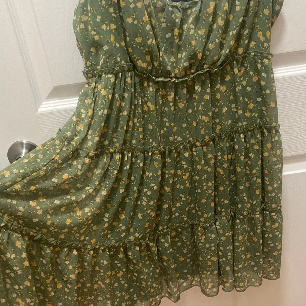 Trixxi Olive Floral Tiered Mini Dress Size Medium - Picture 5 of 6